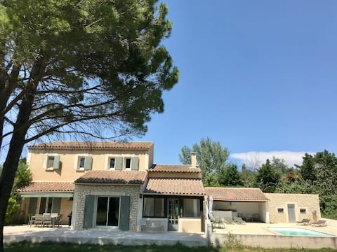 Villa with pool and AC near Arles and Camargue