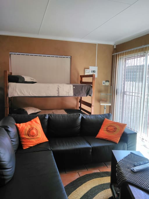 2 Single beds
(banker bed)
4 seater lounge area