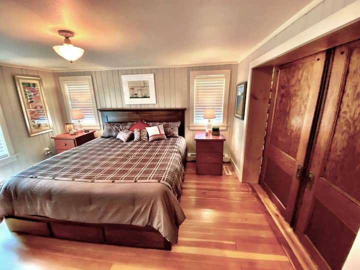 主楼层的主卧室，带套房