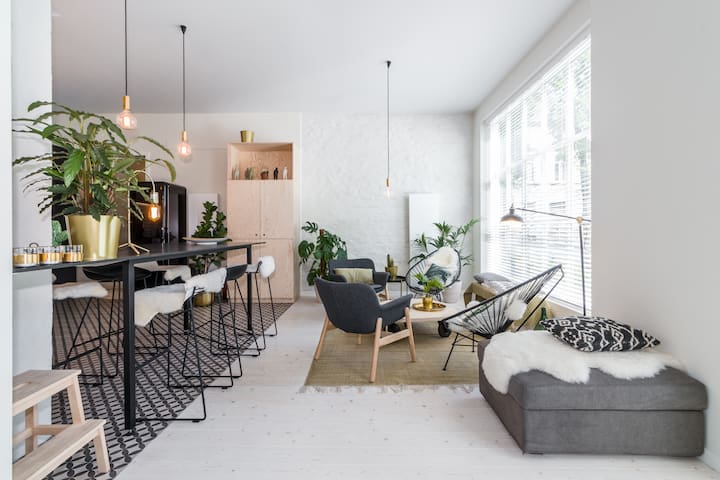 Charming duplex in mansion close to city centre.