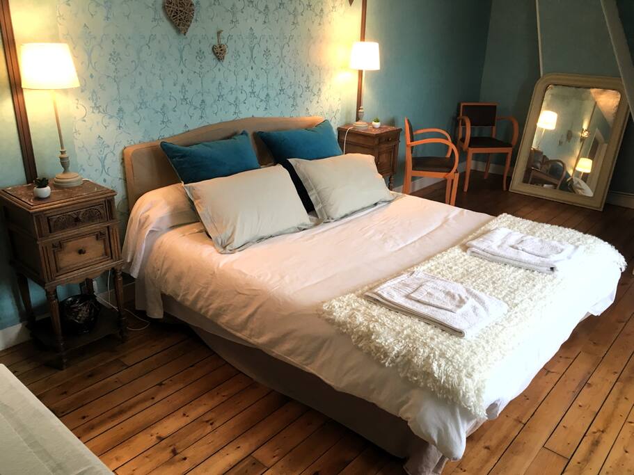 Chambre 1 : spacieuse de 30 m2 avec un Lit 160x200