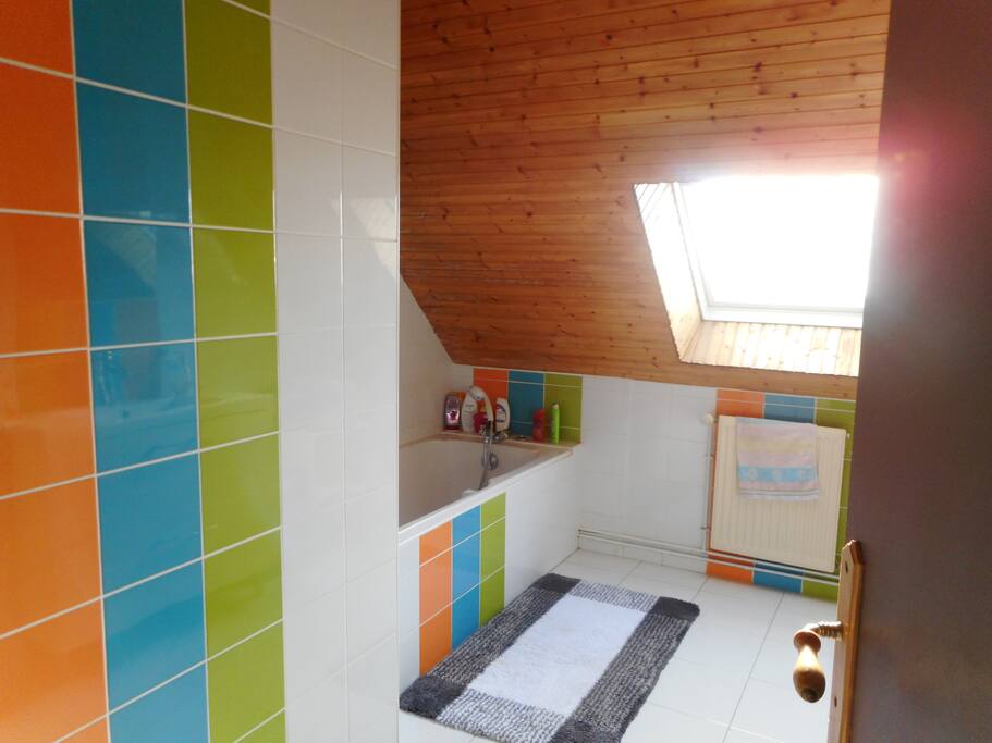 salle de bain avec baignoire