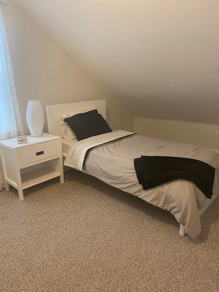 Chumba cha kulala cha ghorofa ya juu na kitanda pacha