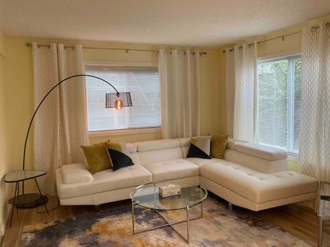 Bright 2-bedroom suite near downtown Sidney