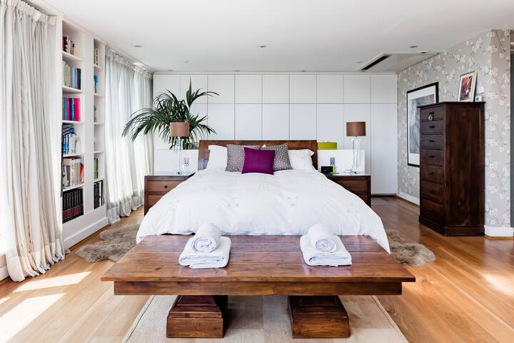 Savour Sweeping Skyline Views at a Clerkenwell Penthouse gallery image 4