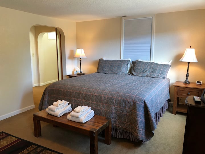 Основна спалня с двойно легло king size, дрешник и 3/4 баня.