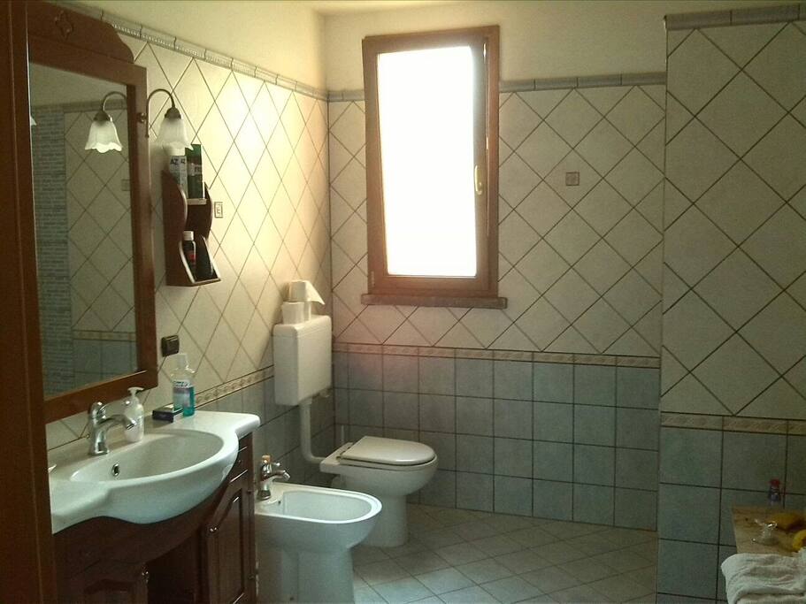 Bagno con box doccia