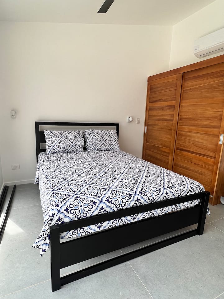 Menšia manželská posteľ v hlavnej spálni 