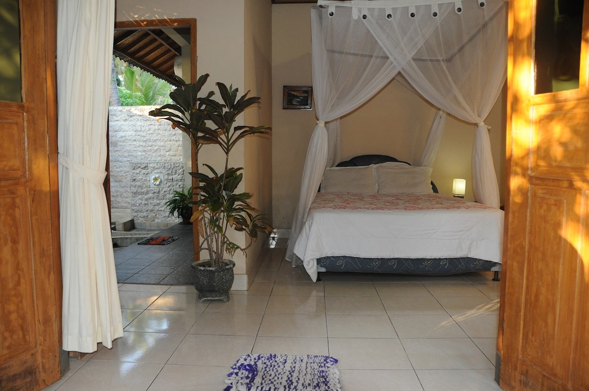 מיטה זוגית עם חדר רחצה גדול
