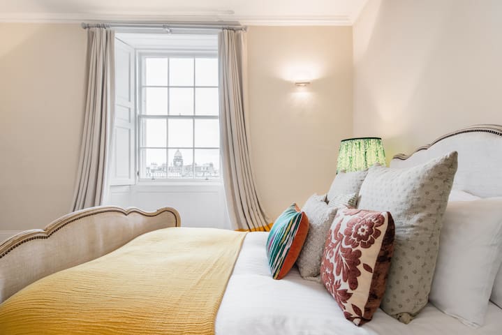 Georgian Apartment with Castle Views gallery image 3