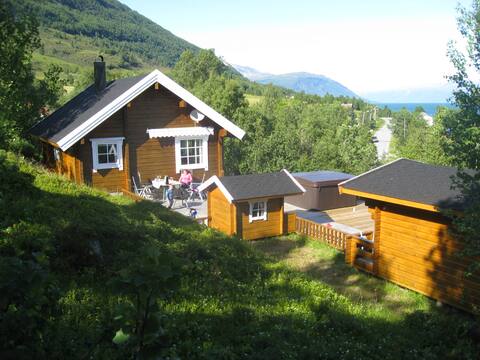 Cabin between Lyngen and Tamok