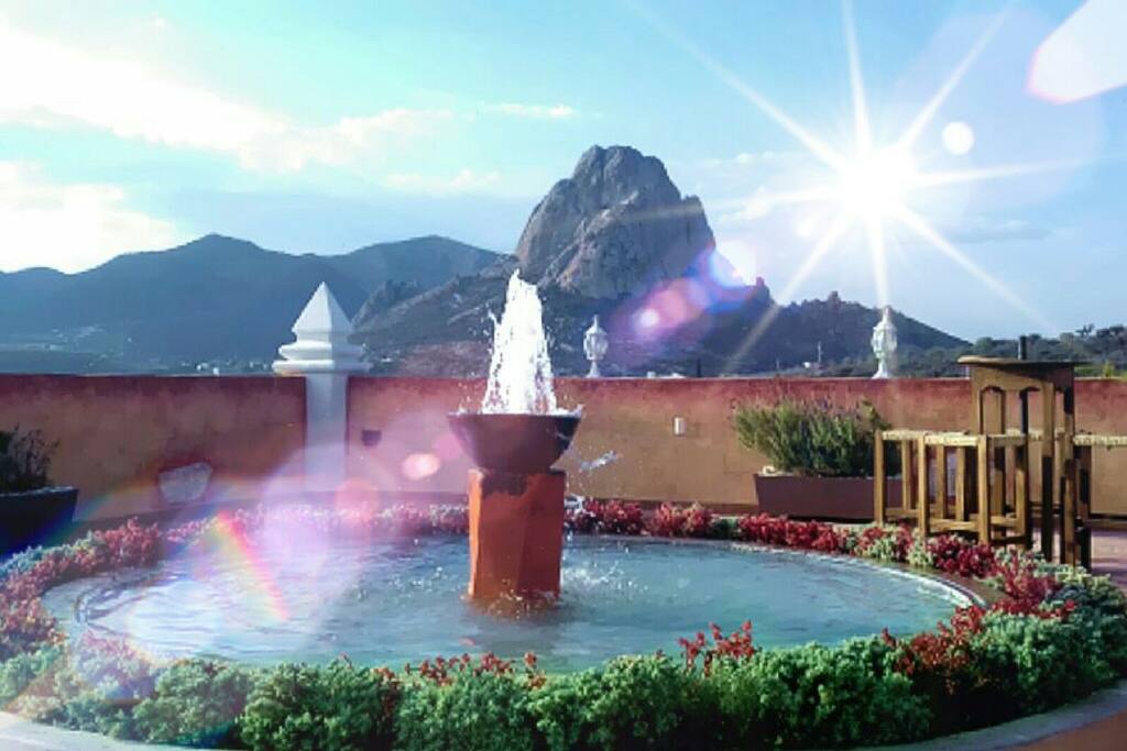 Vista desde la Terraza al tercer monolito màs grande del mundo.