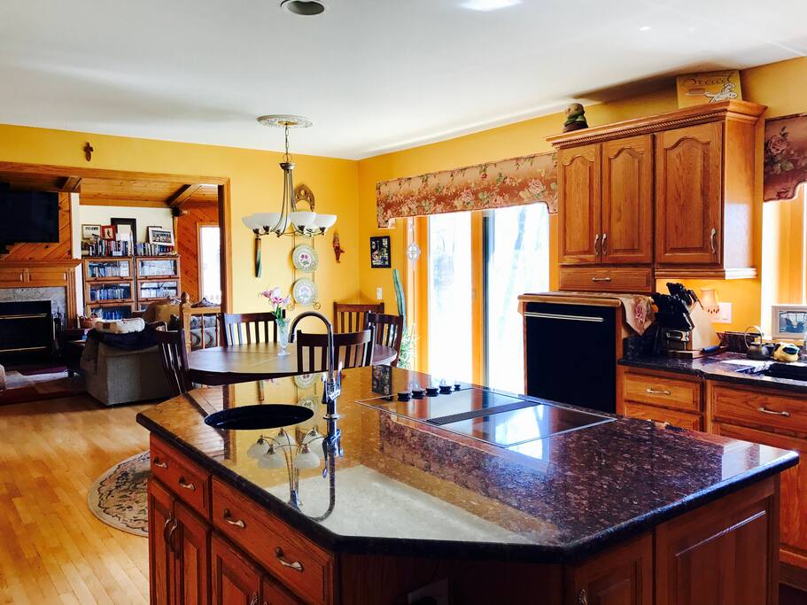 Kitchen and Breakfast Area