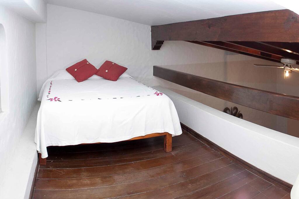 Tapanco con cama matrimonial (sin puerta)