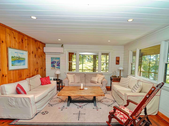 Მისაღები ოთახი საკმარისი სივრცით მოსასვენებლად. Შუა ტახტი არის საძინებლის ტახტი.