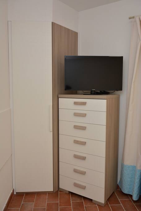 Armadio guardaroba, cassettiera e TV LCD