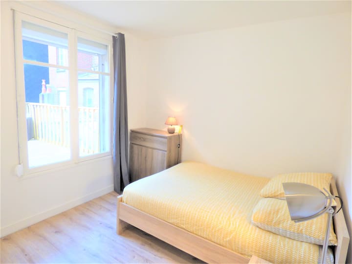 Chambre 1:           lit double, vue sur terasse (utilisation terasse uniquement si:  non bruyant et jusqu à 22h maximum!).