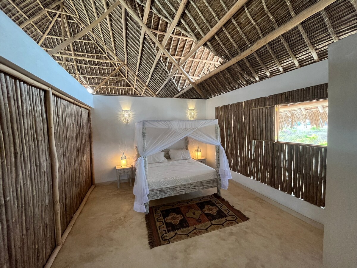 Chumba cha mahaba chini ya paa la makuti.  Ni chumba halisi kilicho na mlango na dirisha ambalo linaweza kuombwa kwa faragha zaidi