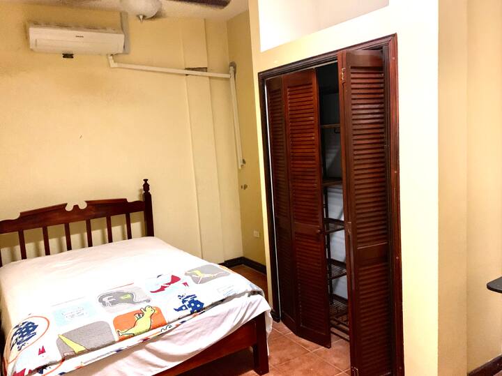 Спалната соба има двоен кревет Mahagohny со вентилатор за климатизација и cieling, како и сите други соби