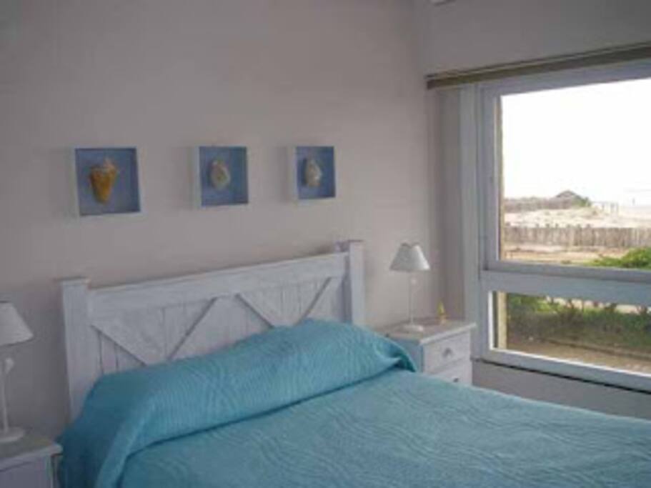 Dormitorio matrimonial, cama doble, buen colchon, almohadas a estrenar. placard amplio, caja de seguridad. vista al mar, solo arena y mar, exelente vista.