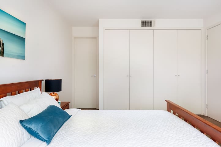 Incredible Family Apt W/spa Bath and Private Garden. gallery image 4