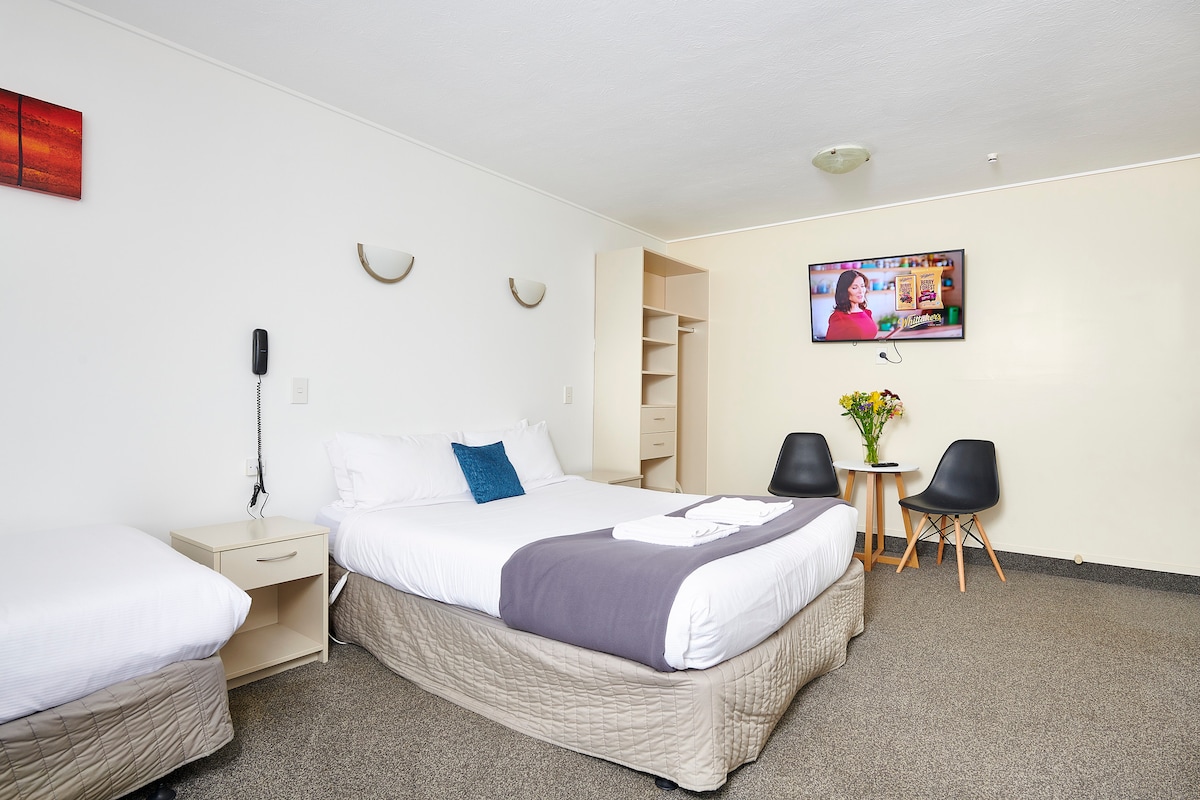 spálňa s inteligentným televízorom