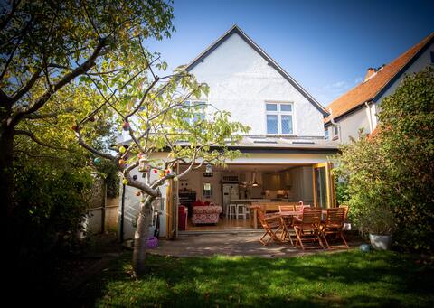 Beautiful, sociable open plan house 5 mins to sea