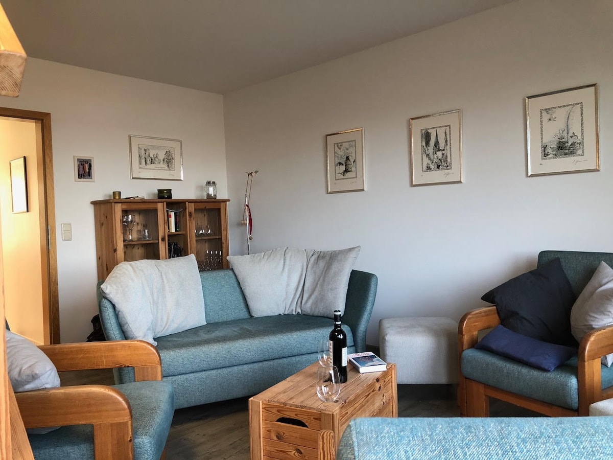 Lesen, klönen, ausspannen – im offen Wohnzimmer ist alles möglich.