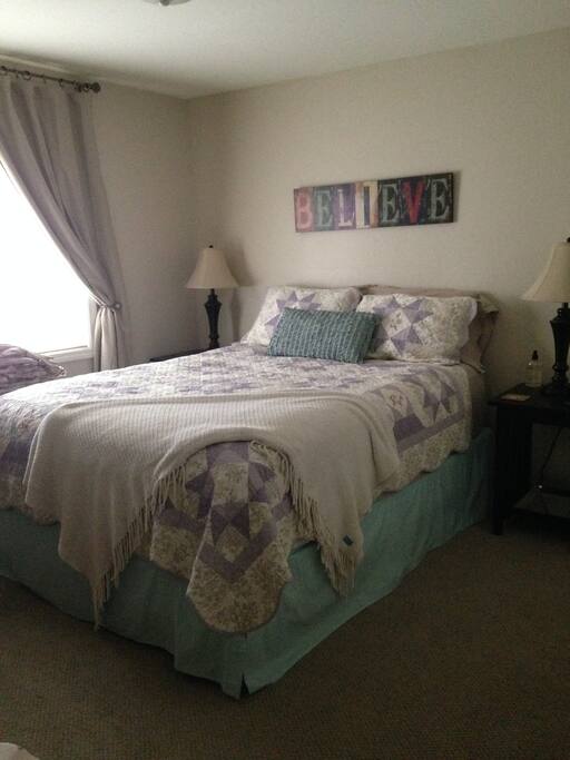 Guest room with queen bed