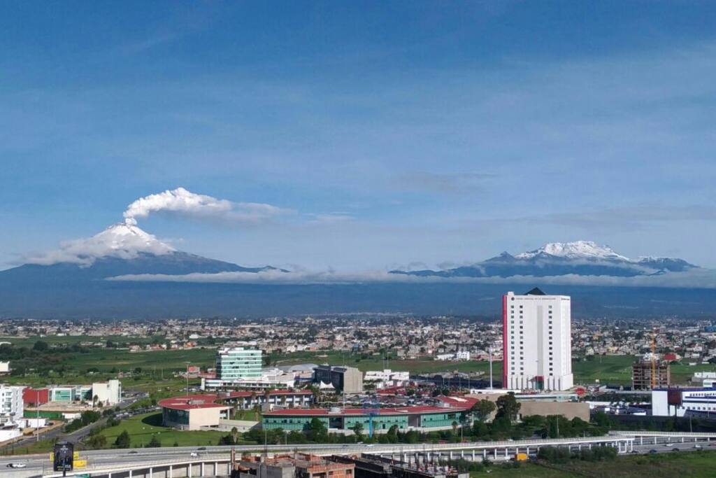 Vista a los volcanes y al club de golf la vista