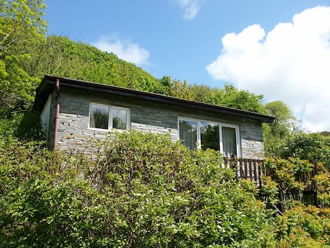 Beautiful Cottage, short woodland stroll to beach