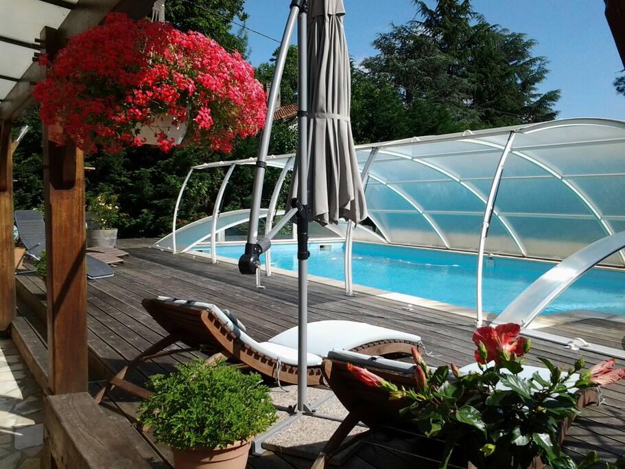 la piscine chauffée et couverte au printemps