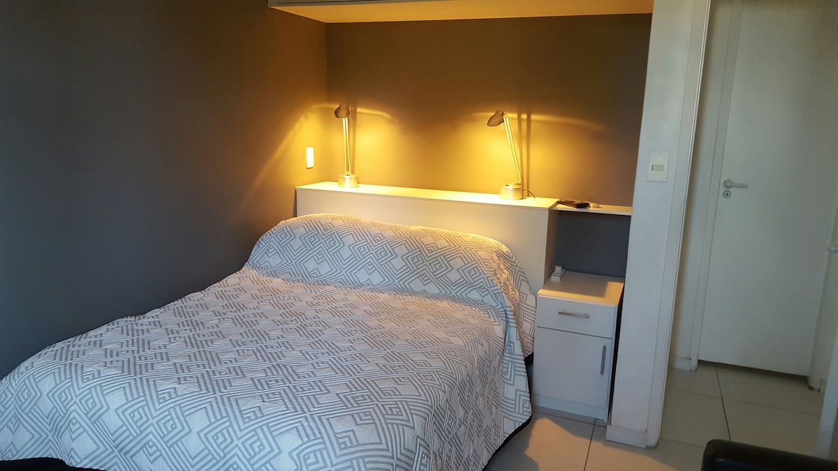 glavna spavaća soba s klima-uređajem, stropnim ventilatorom i pametnim TV-om od 58"kabelska / spavaća soba s klima-uređajem, stropnim ventilatorom i pametnim televizorom od 58"