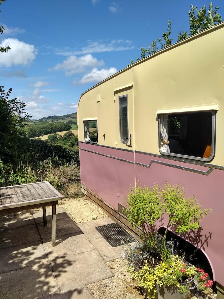 Vintage Caravan, Sleeps 4 Stunning Views, Near Pub - Bridport, UK