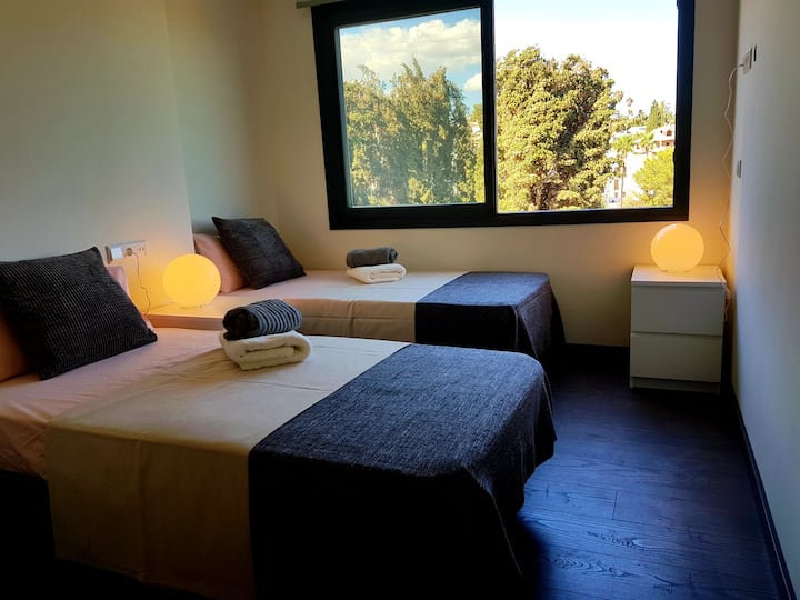  غرفة نوم ثالثة بسريرين عازبين وخزانة مدمجة. غرفة النوم الثالثة. تحتوي على سريرين مفردين وخزانة ملابس خاصة. 