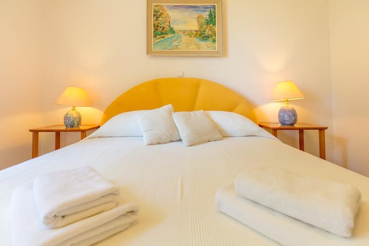 غرفة نوم بسرير مزدوج