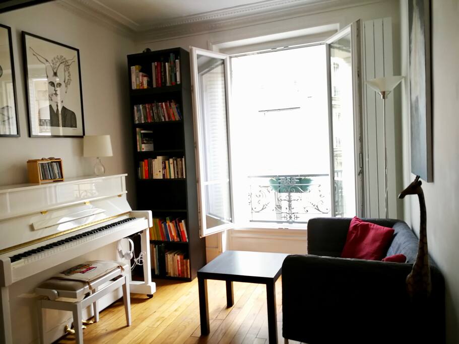 Le coin 'salon' de la chambre avec le piano doté d'un silencieux