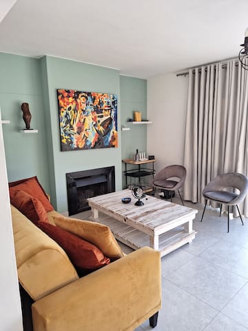 Breathtaking View—Stylish Layout Perfect Location. gallery image 3