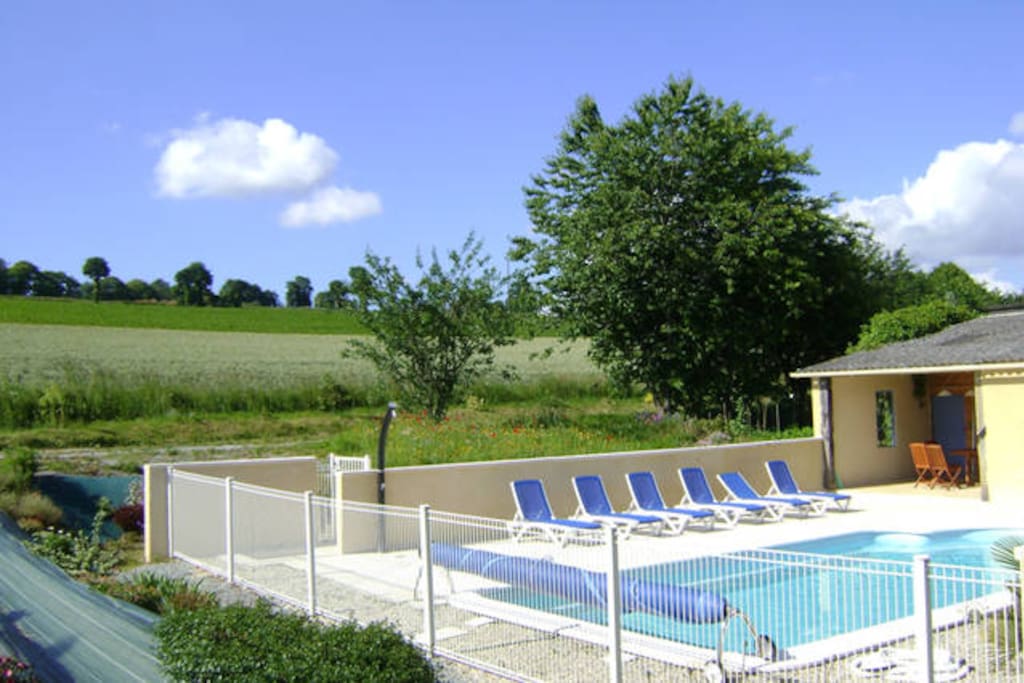 Piscine accessible aux vacanciers séjournant dans les 4 gîtes du domaine de Saint Jouan.