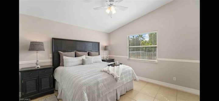 主套房，配备2米宽双人床和套内卫生间。