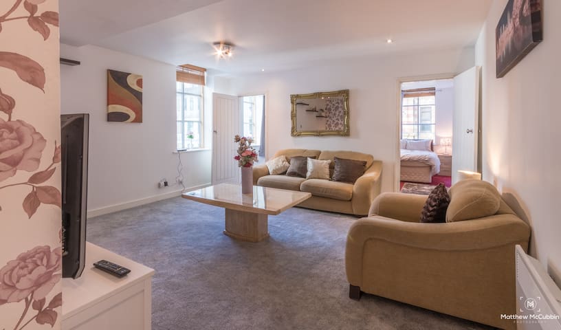 Stylish & Spacious 3 Bed Apt in Superb Location