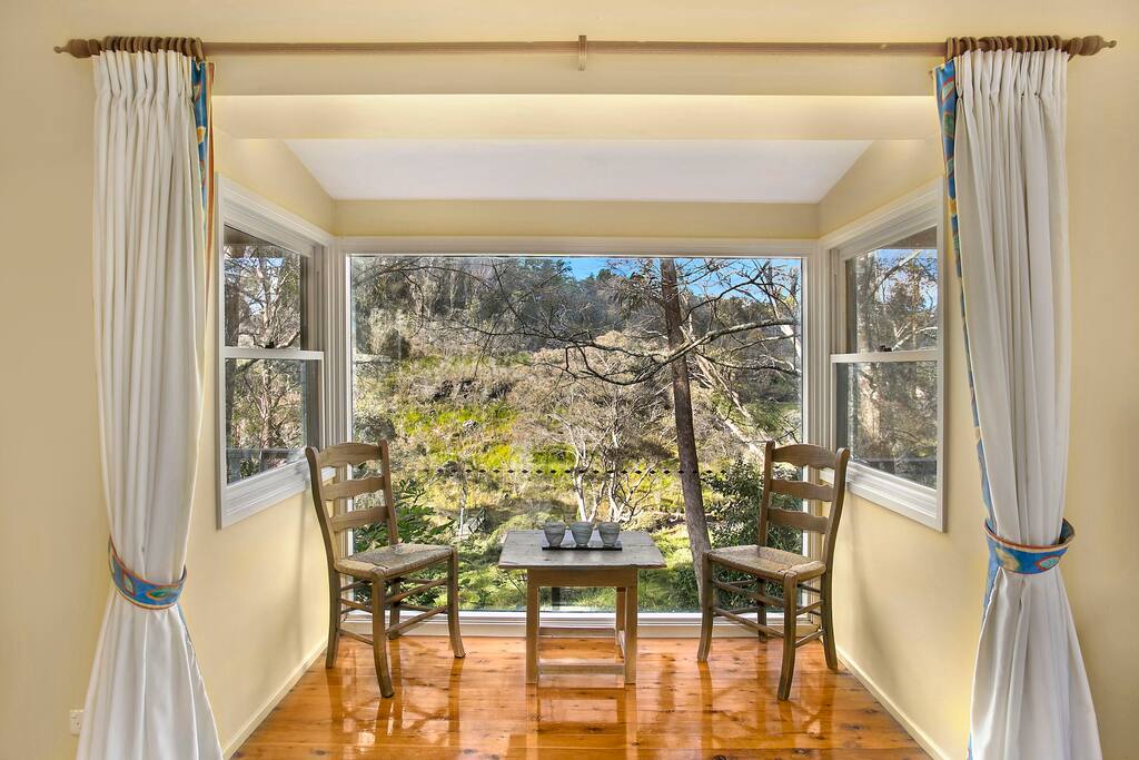 Wall-size picture window nook