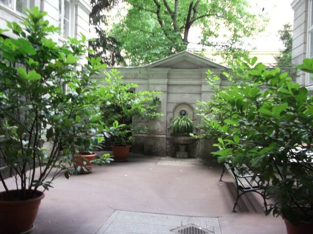 44 m2 room behind St. Charles church