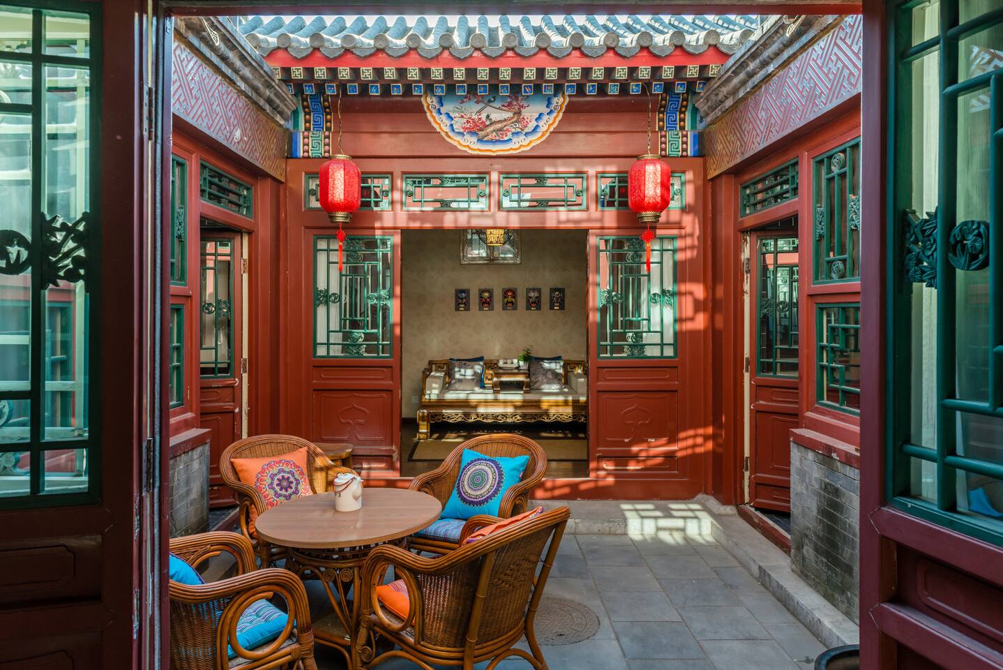 四方小院子，院子里有南房和北房及阁楼
