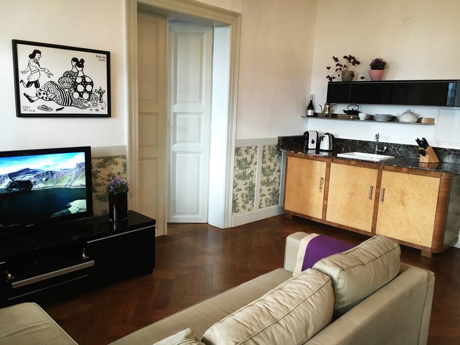 Im Wohnzimmer vor dem Fernseher