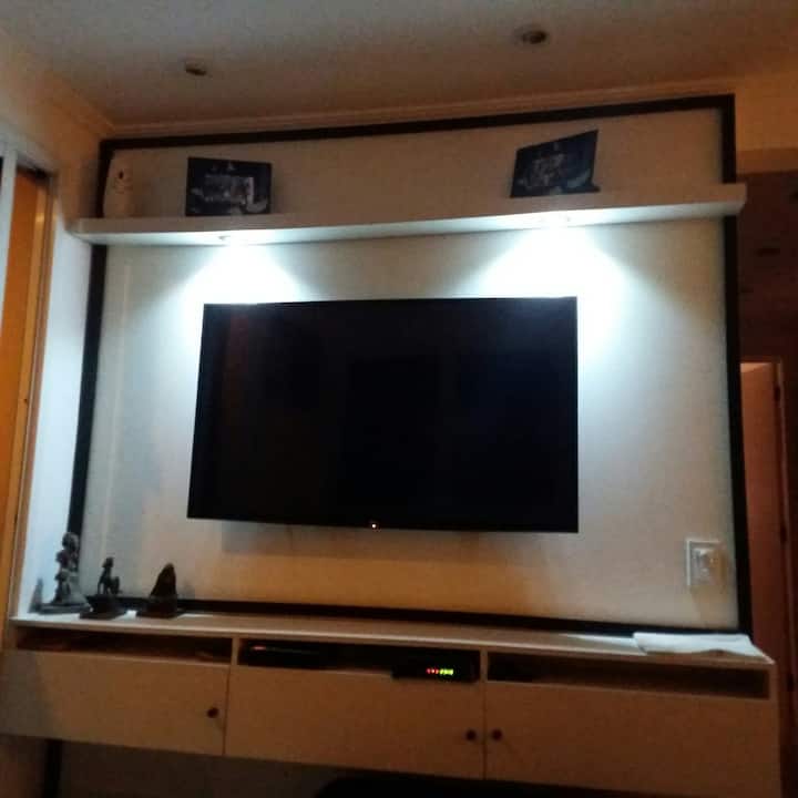 Ako žele gledati film, igru ili crtanje (vaše dijete), nudim TV. 50' u dnevnom boravku na udobnom kauču.