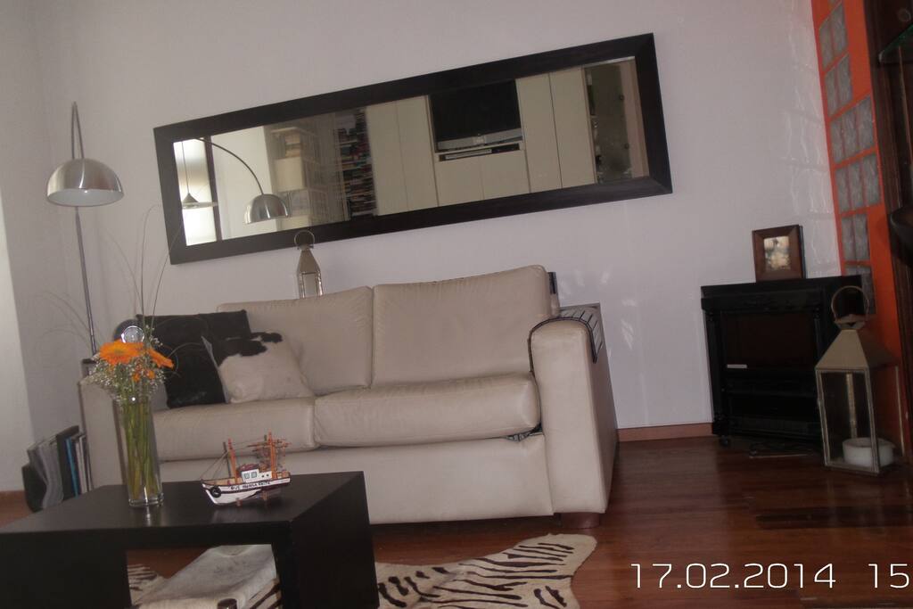 El living se convierte en un perfecto dormitorio al abrir el sofá y transformarlo en cama king