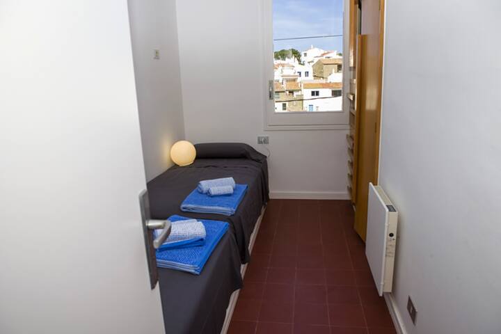 Tusquets – Casa con vista al mar y en la iglesia. gallery image 3