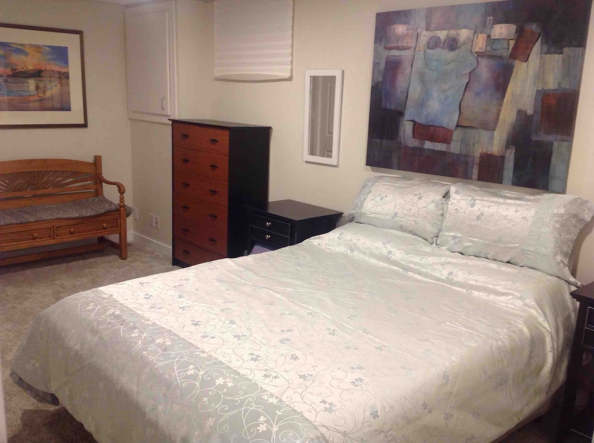 Primer dormitorio con cama tamaño Queen.