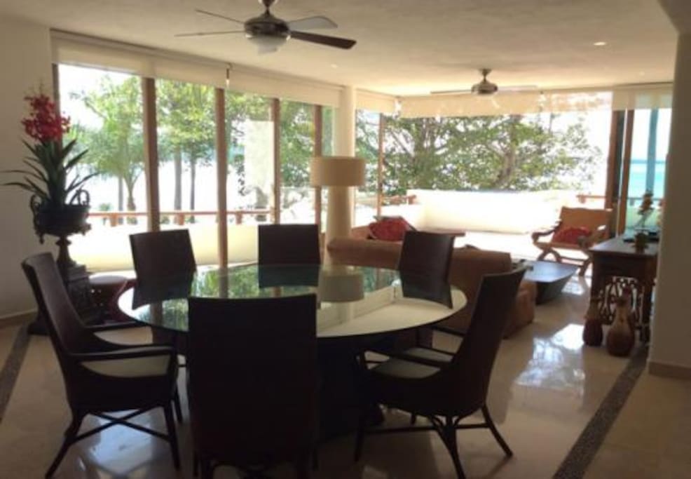 Spacious living room with rustic decoration as well as views to the beach